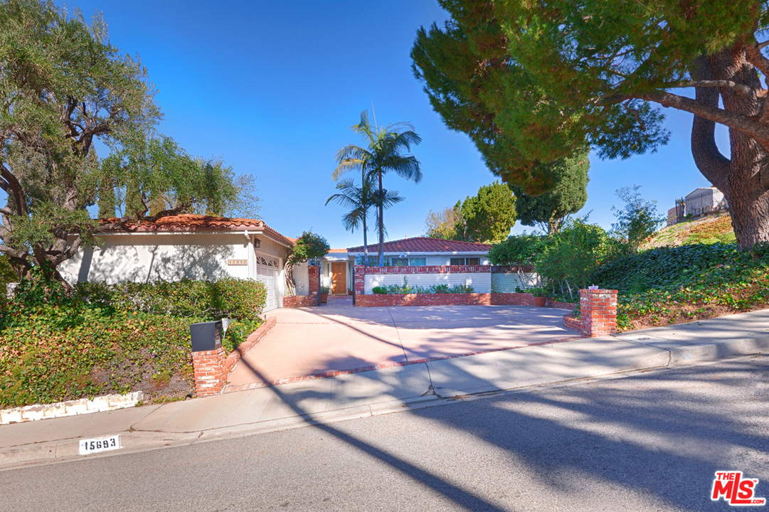 15693 Royal Ridge Road Sherman Oaks, CA 91403 - Photo 22 of 24