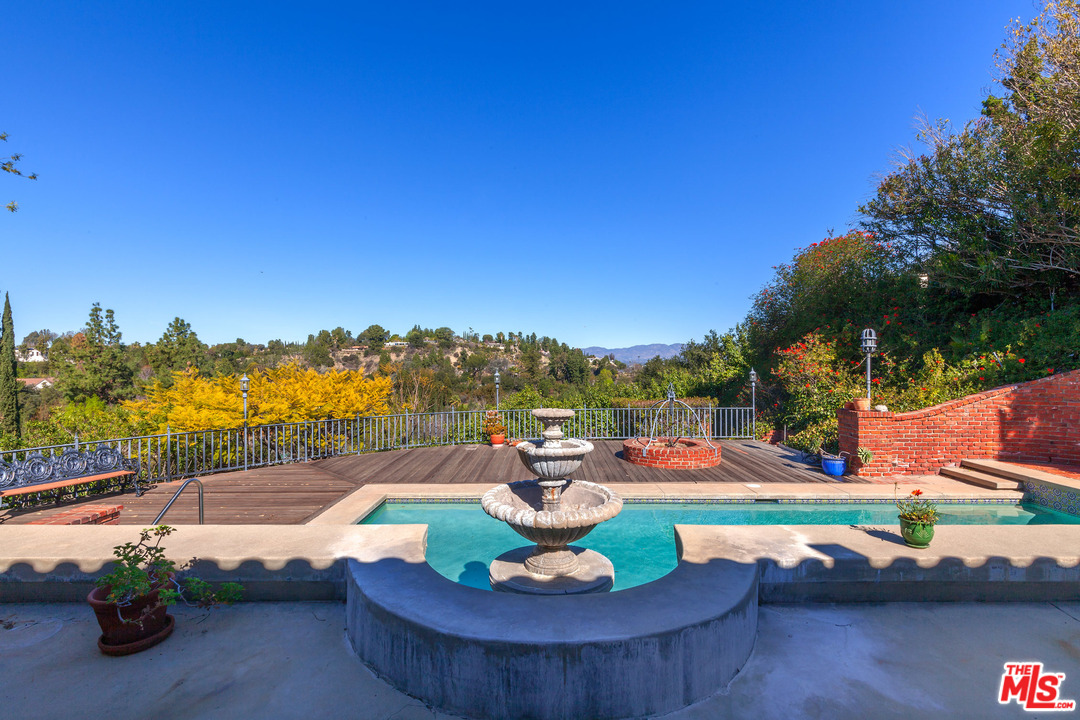 15693 Royal Ridge Road Sherman Oaks, CA 91403 - Photo 5 of 24