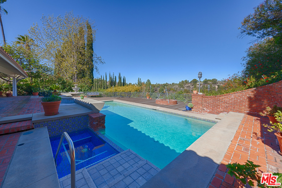 15693 Royal Ridge Road Sherman Oaks, CA 91403 - Photo 8 of 24