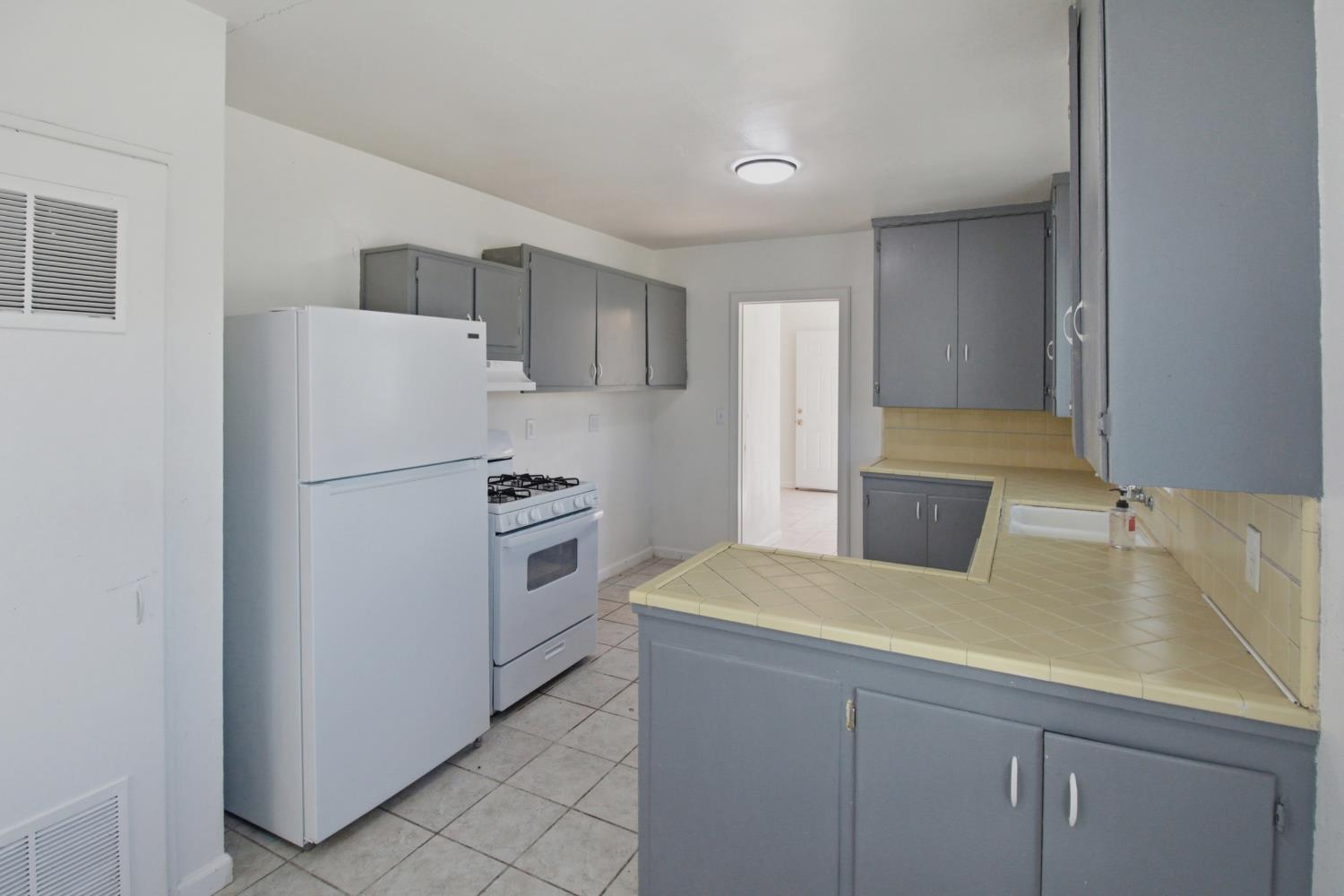 889 East 23rd Street Merced, CA 95340 - Photo 10 of 18