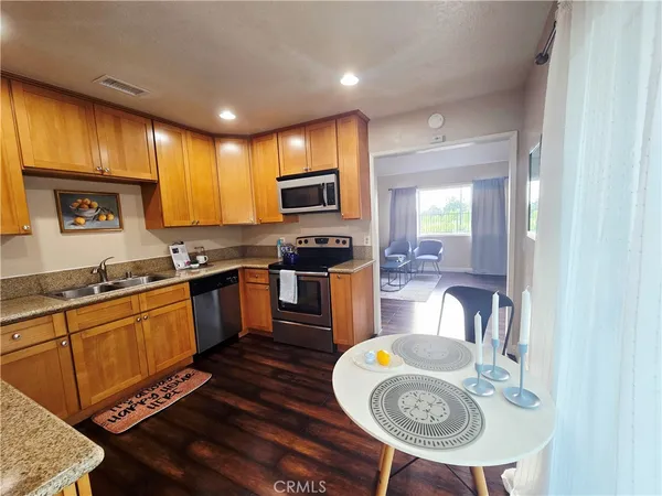 $569,000 | 955 Las Lomas Drive, Unit D, La Habra, CA 90631