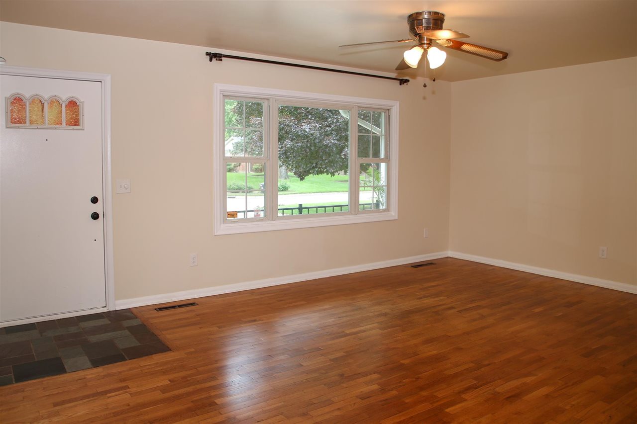 3585 Ridgecliffe Drive Flint, MI 48532 - Photo 6 of 28 50047990-5.JPG
