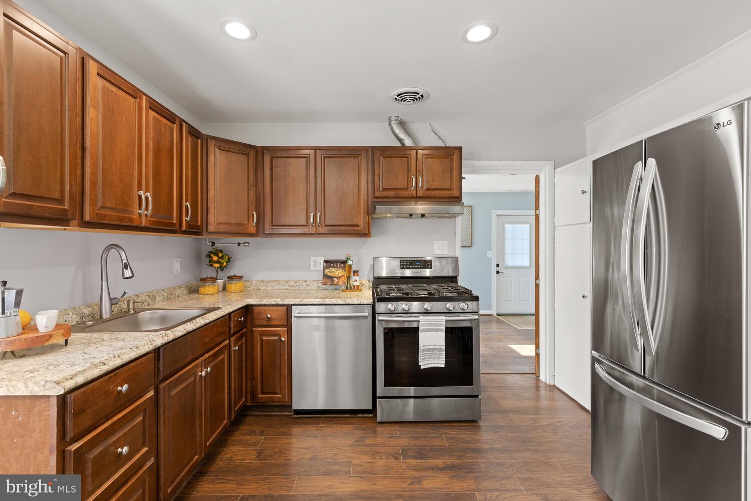 5333 Ravensworth Road Springfield, VA 22151 - Photo 15 of 38 Sunny eat-in kitchen w stainless steel appliances!