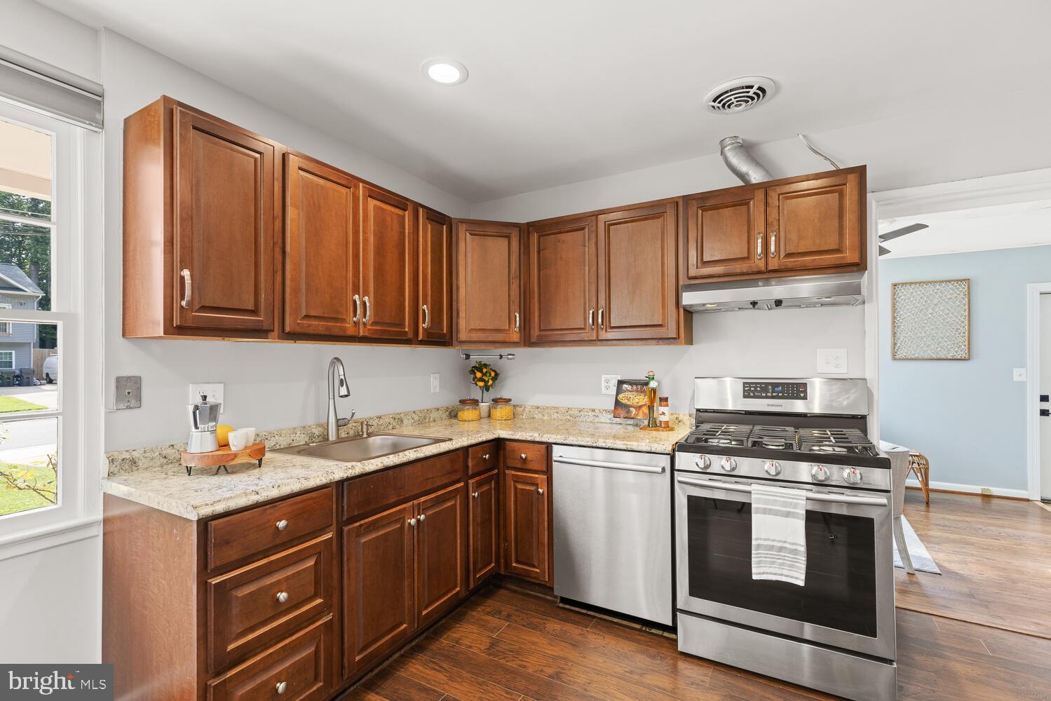 5333 Ravensworth Road Springfield, VA 22151 - Photo 3 of 38 Sunny eat-in kitchen w stainless steel appliances!