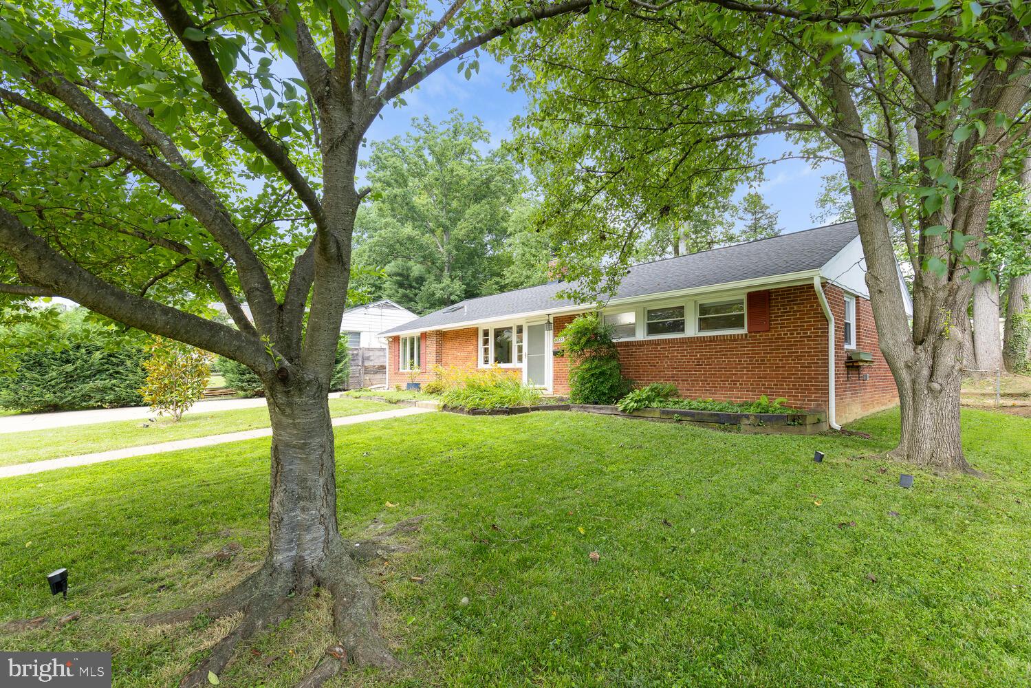 5333 Ravensworth Road Springfield, VA 22151 - Photo 9 of 38 Charming 3BR/1.5BA Rambler in North Springfield!