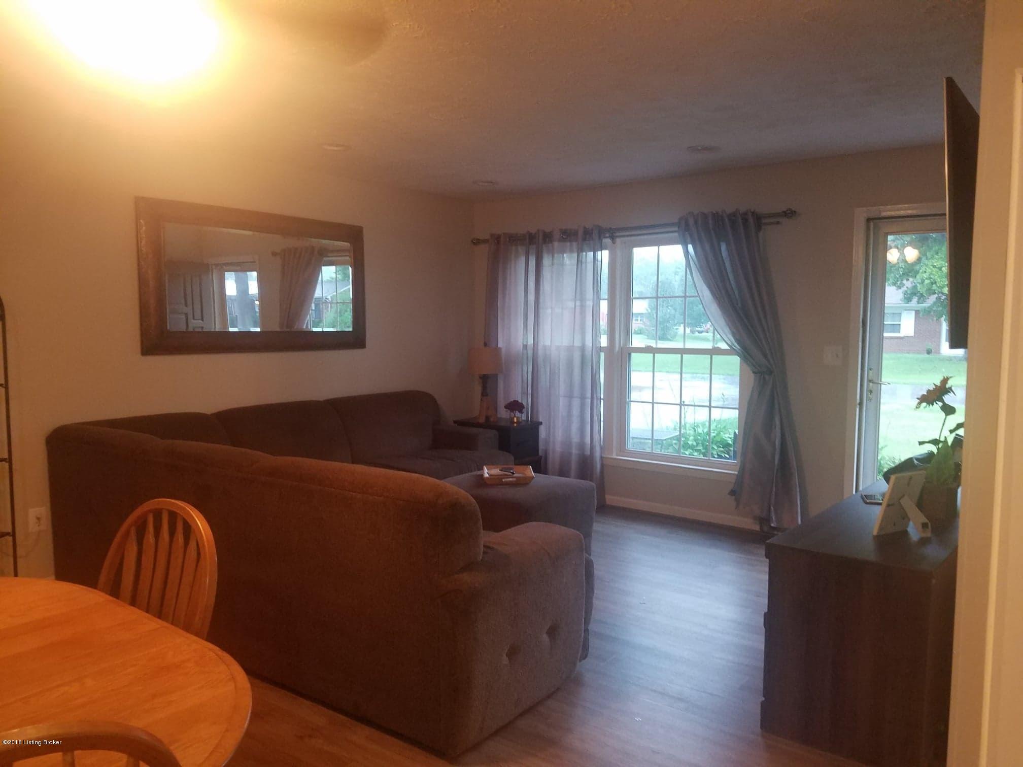 3902 Bonavant Road Louisville, KY 40219 - Photo 2 of 18 Living Room