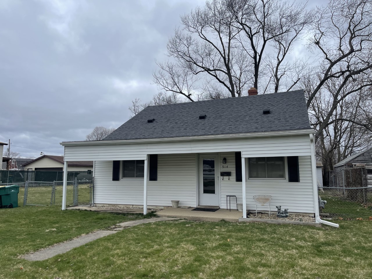 914 Cotton Street Streator, IL 61364 - Photo 1 of 2 a house that has a big yard in front of it