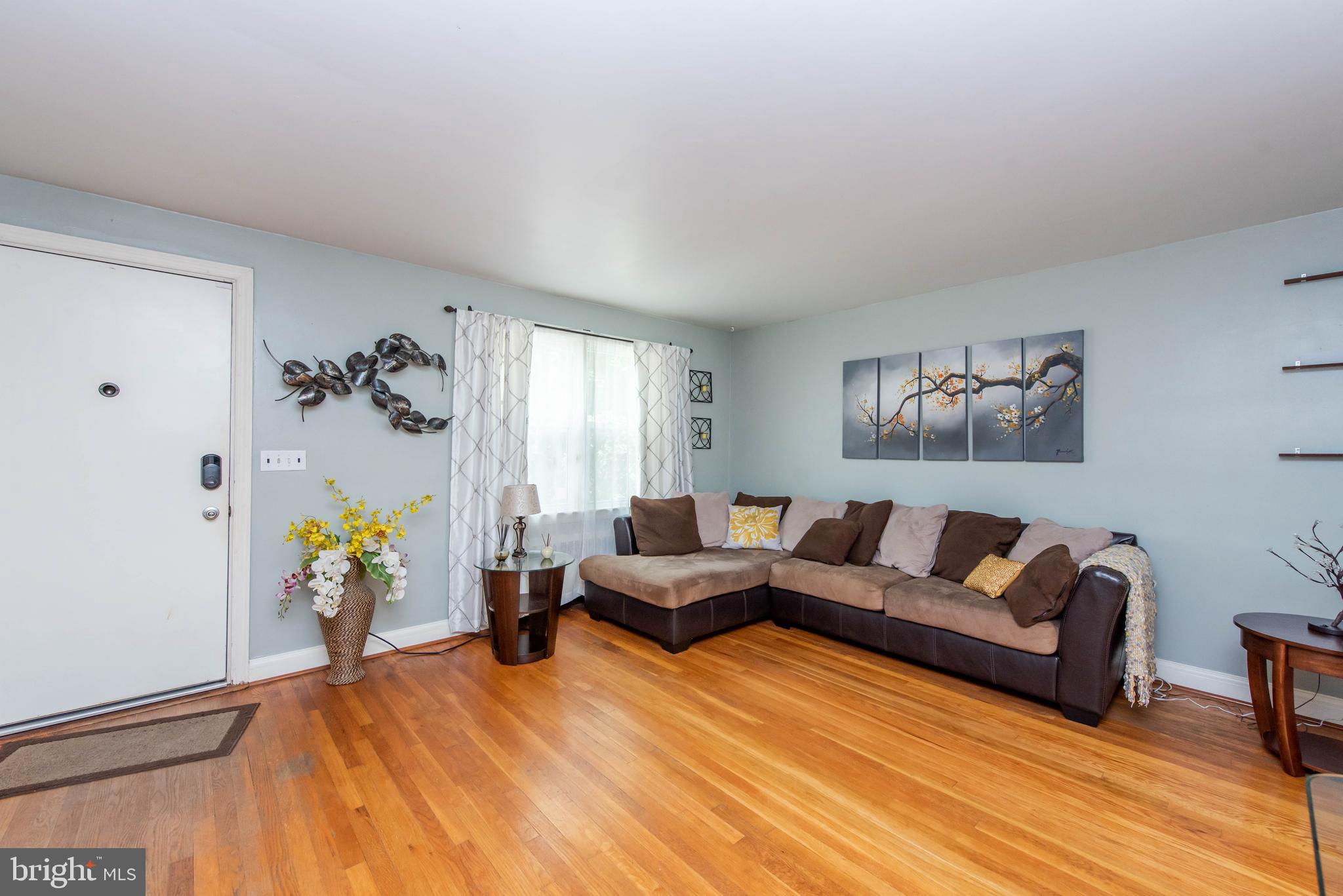 3822 Rexmere Road Baltimore, MD 21218 - Photo 3 of 22 Living Room