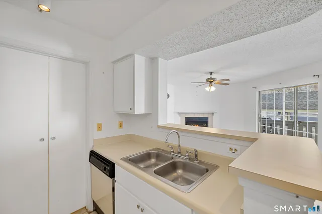 $205,000 | 82 Crown Knoll Court, Unit 151, Groton, CT 06340