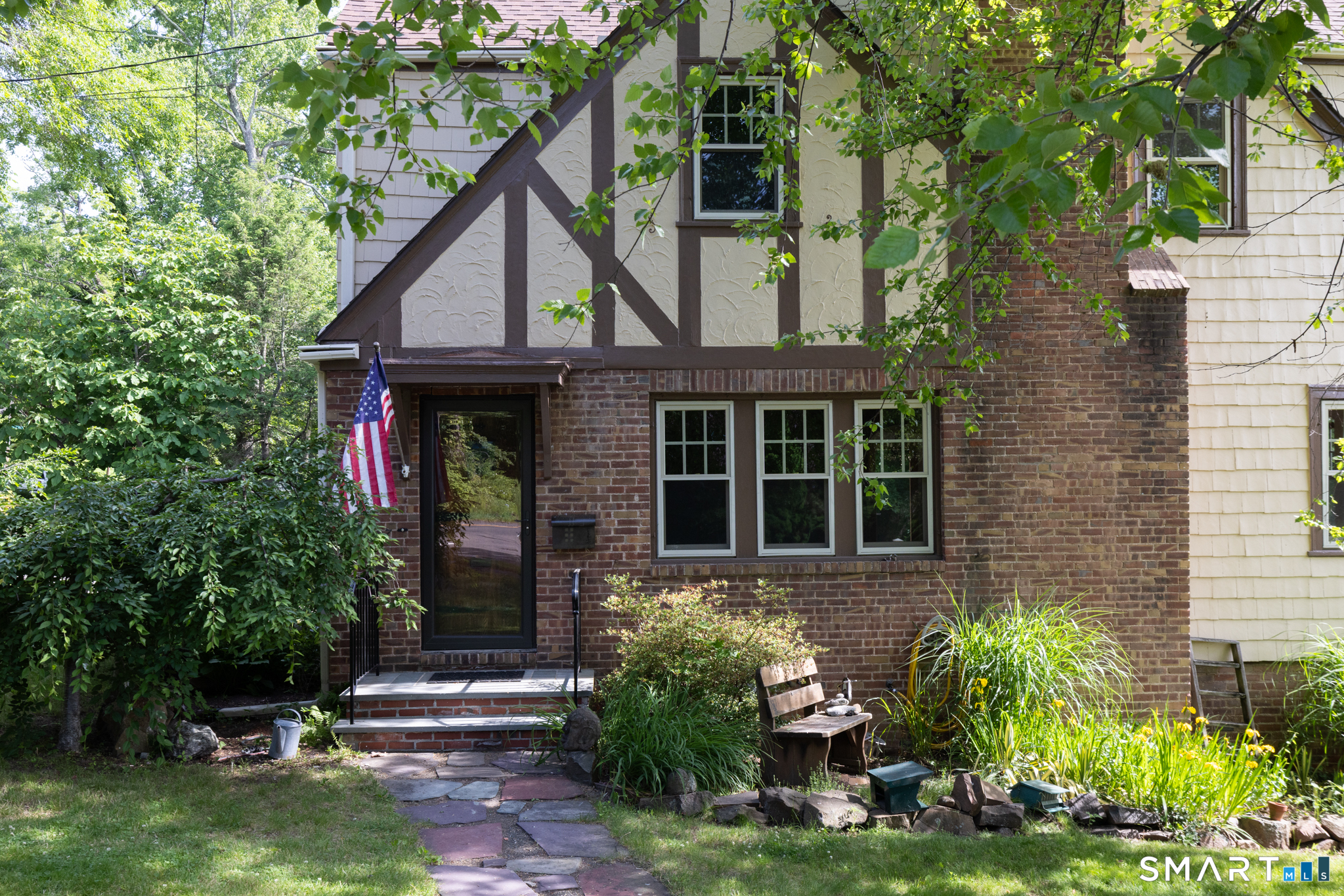 127 Roger Road New Haven, CT 06515 - Photo 2 of 40