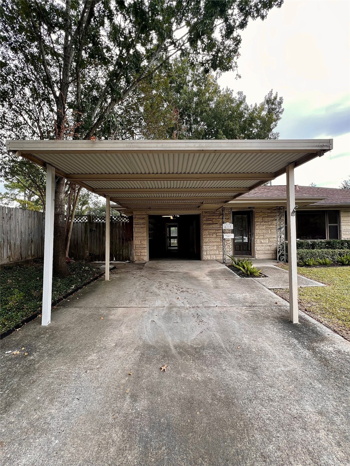 4218 Glebe Road Houston, TX 77018 - Photo 24 of 26 front view of a house with a yard
