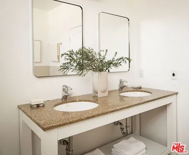 $995,000 | 4434 Moorpark Way, Unit 104, Toluca Lake, CA 91602