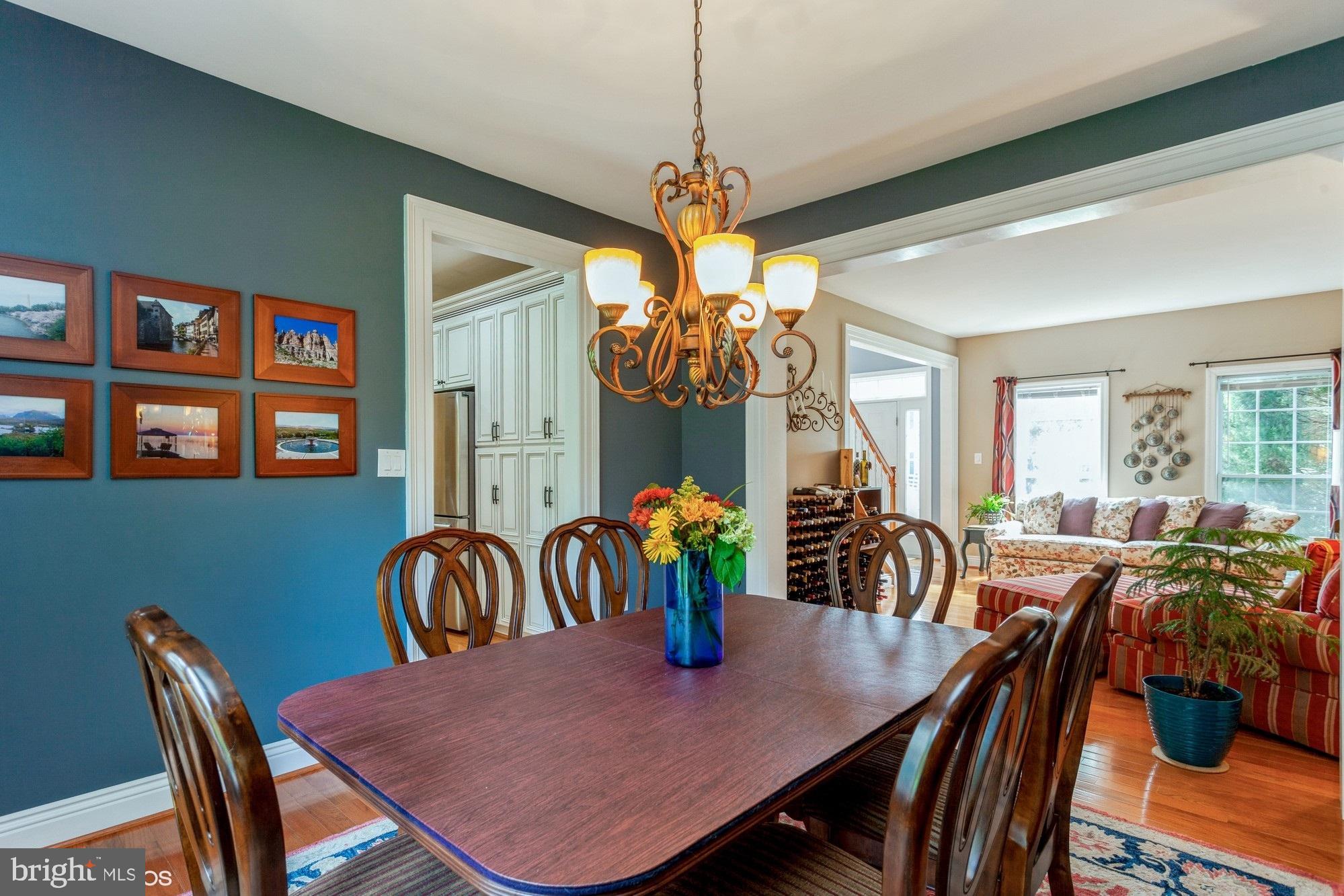 Spacious Dining Room-Enough room for everyone!