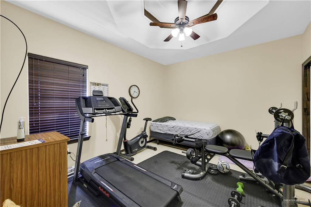 814 West 2nd Street Mission, TX 78572 - Photo 15 of 25 a room with gym equipment