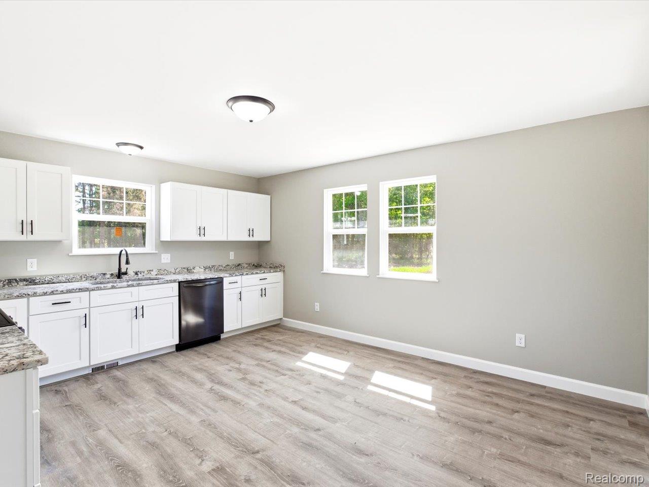 2941 Beach Road Port Huron, MI 48060 - Photo 16 of 30 13-2941 Beach Rd (13).jpg