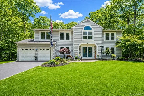 $899,999 | 2 Barbara Ann Street, Manorville, NY 11949