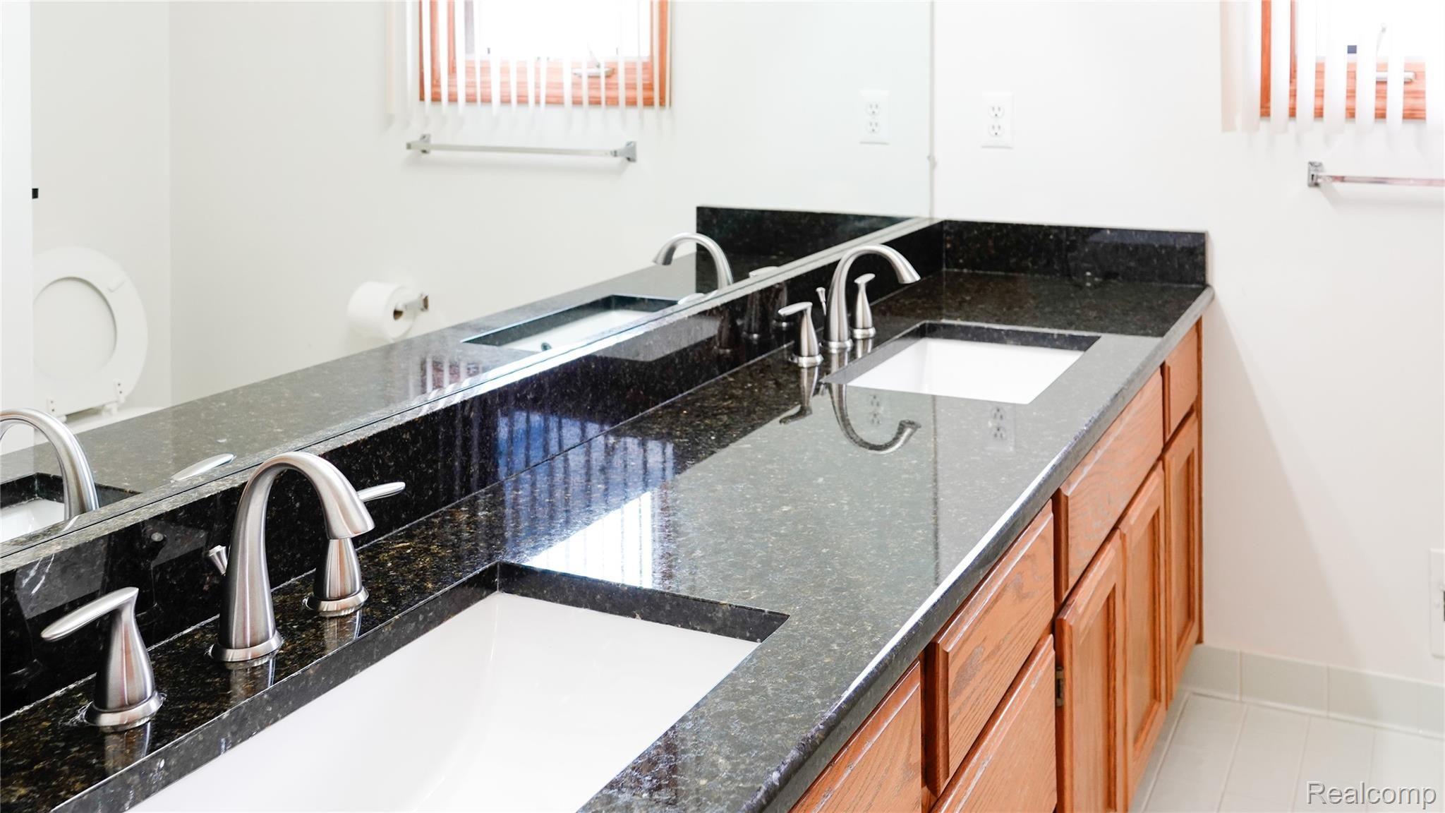 910 Hillsborough Drive Rochester, MI 48307 - Photo 8 of 28 08_Sent.jpg