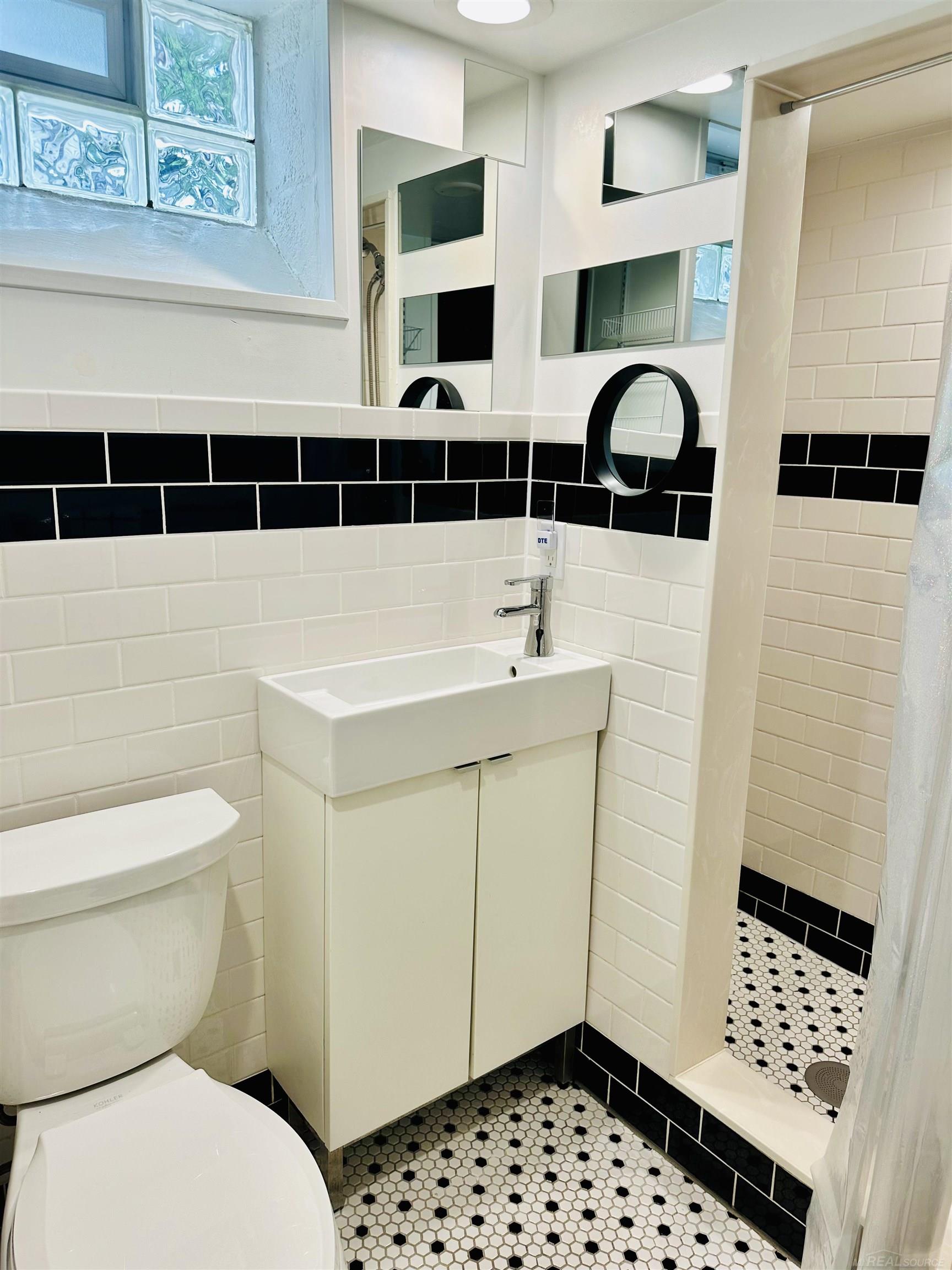 420 Lothrop Road Grosse Pointe, MI 48236 - Photo 15 of 20 BASEMENT FULL BATH