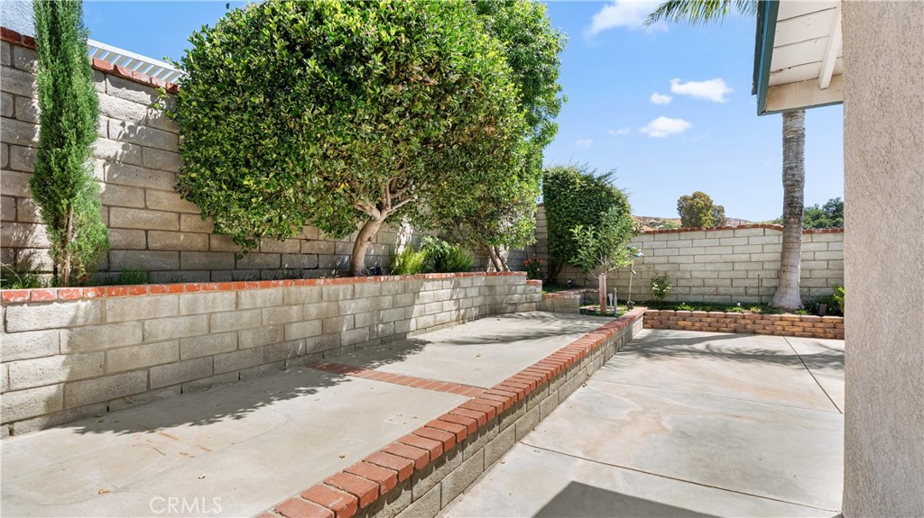 28924 Raintree Lane Saugus, CA 91390 - Photo 37 of 47
