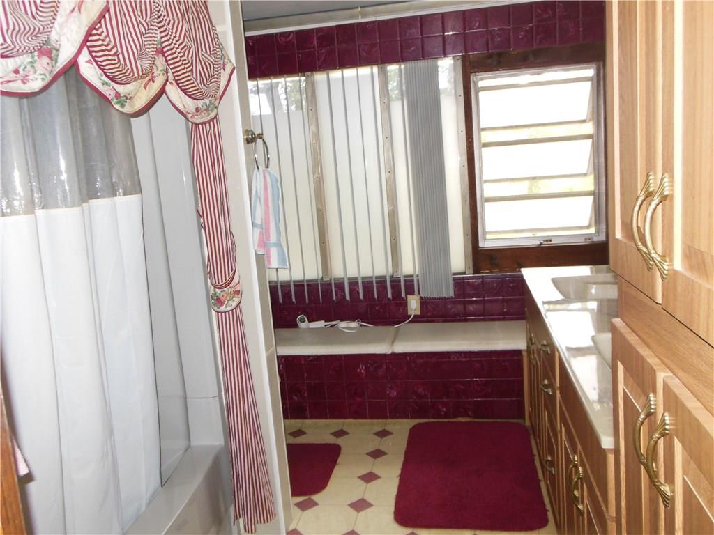 209 Hoover Road New Castle, PA 16101 - Photo 14 of 17 Full bath