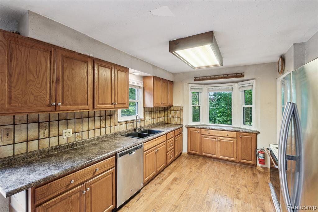 4311 Fenton Road Flint, MI 48529 - Photo 12 of 39