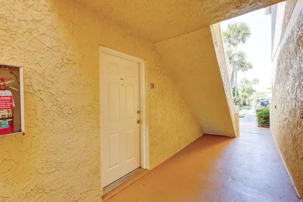 $1,800 | 1558 Southeast Royal Green Circle, Unit 101, Port St. Lucie, FL 34952