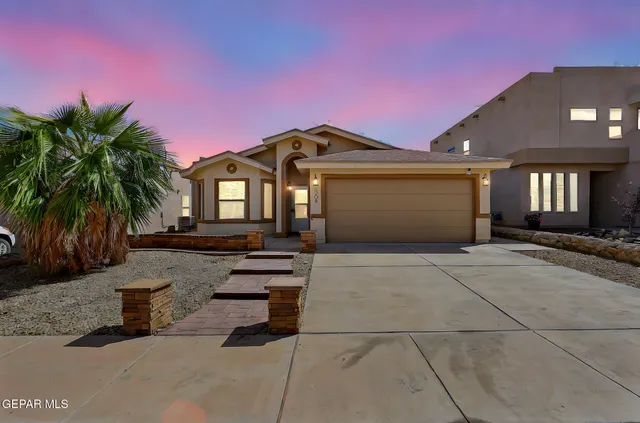 a view of livingroom with furniture