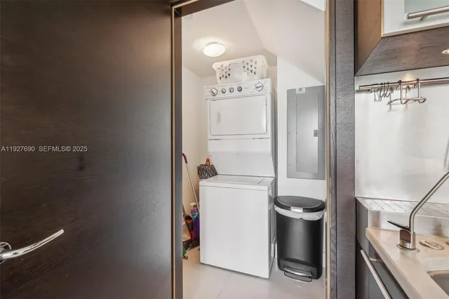 a view of entryway and livingroom with furniture