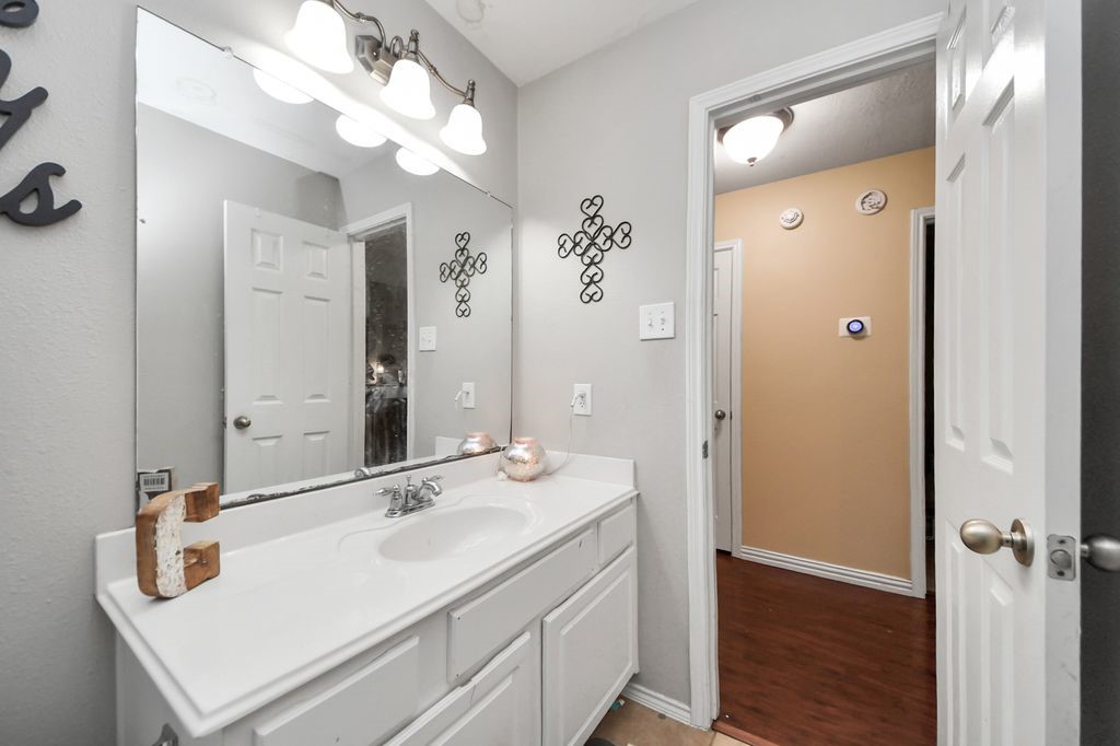 137 Rustic Colony Lane Dickinson, TX 77539 - Photo 8 of 13
