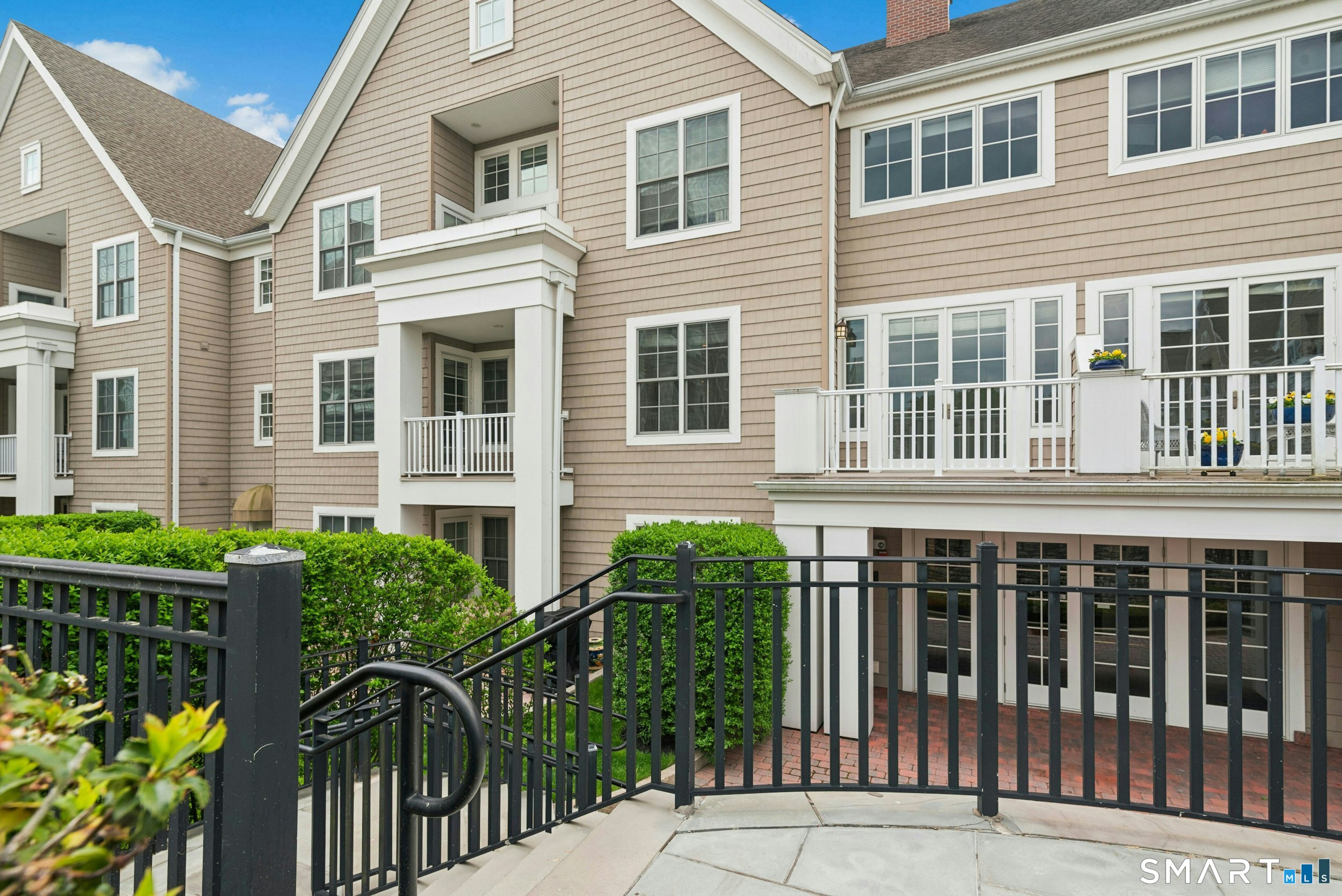 77 Havemeyer Lane, Unit 310 Stamford, CT 06902 - Photo 4 of 22 a front view of a house with a garden