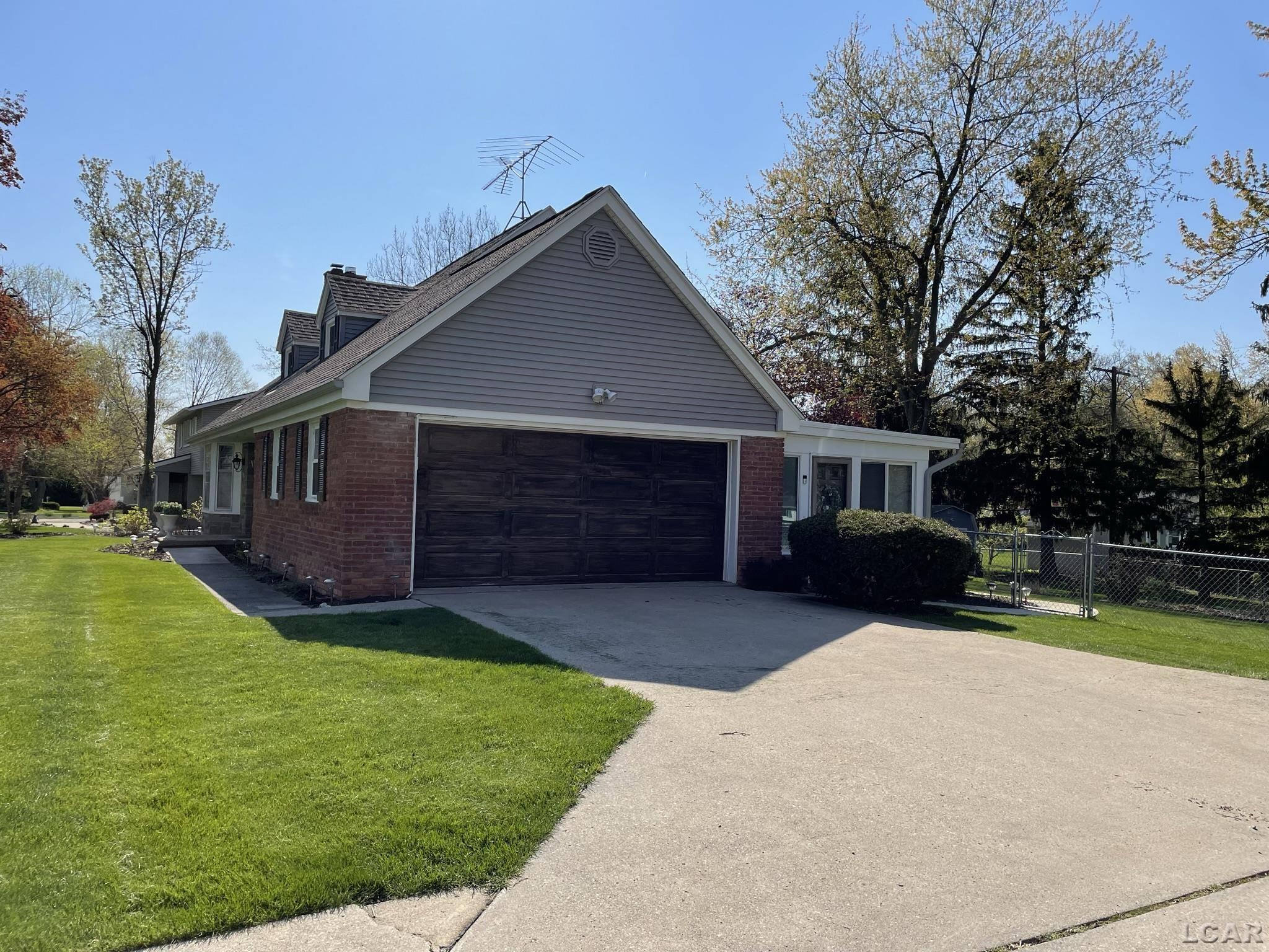 1321 Trenton Road Adrian, MI 49221 - Photo 2 of 33 50108001-1.JPG