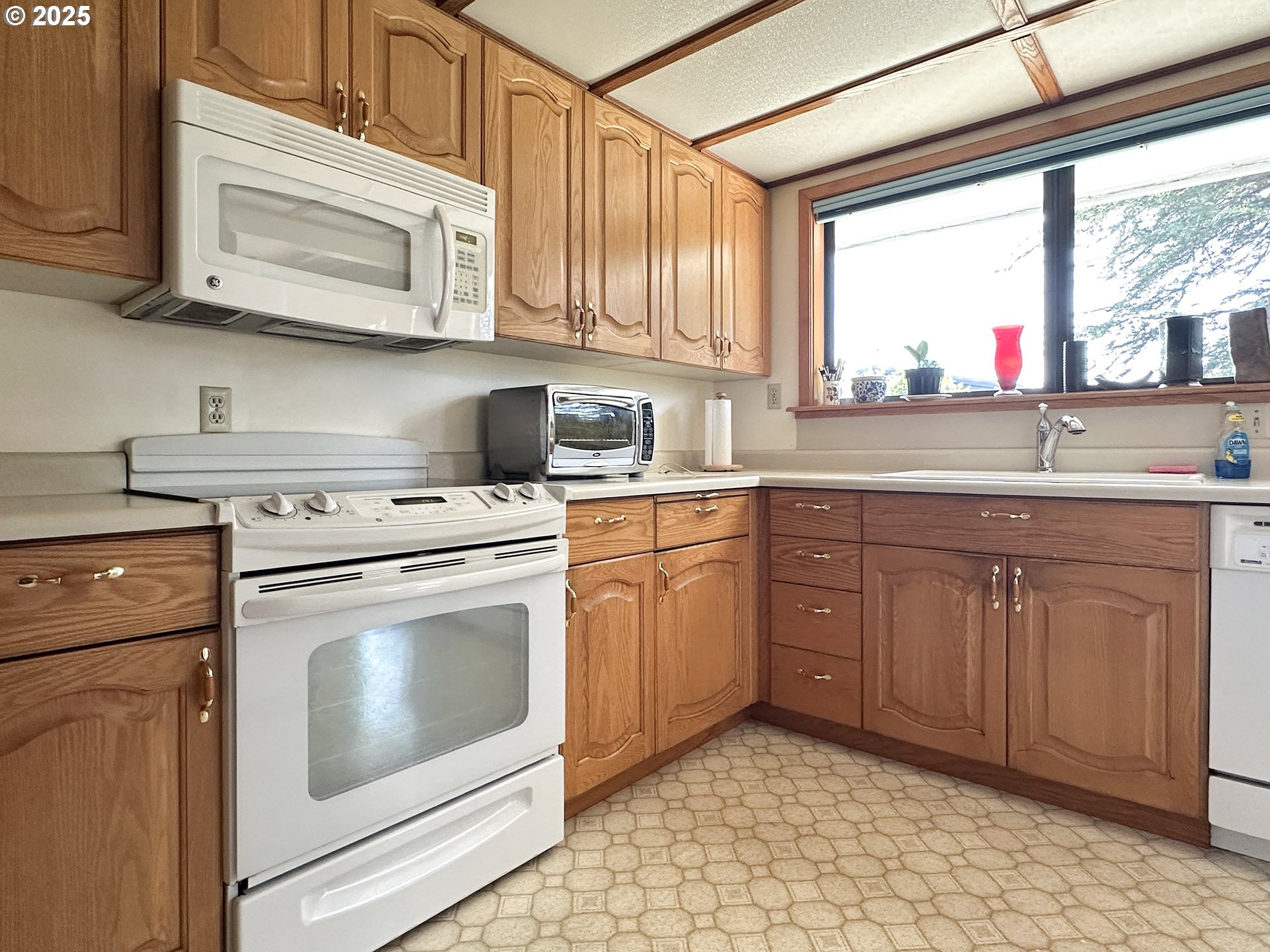15950 Oceanview Drive Brookings, OR 97415 - Photo 9 of 38 Fireplace