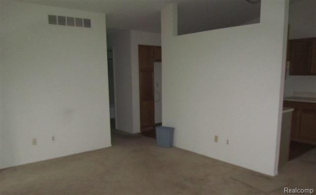 20 Pine Tree Ridge Waterford, MI 48327 - Photo 2 of 6 living room.JPG