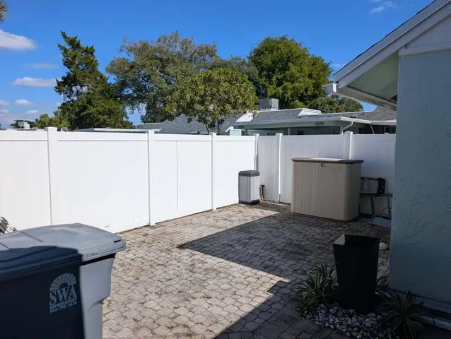 a view of a backyard