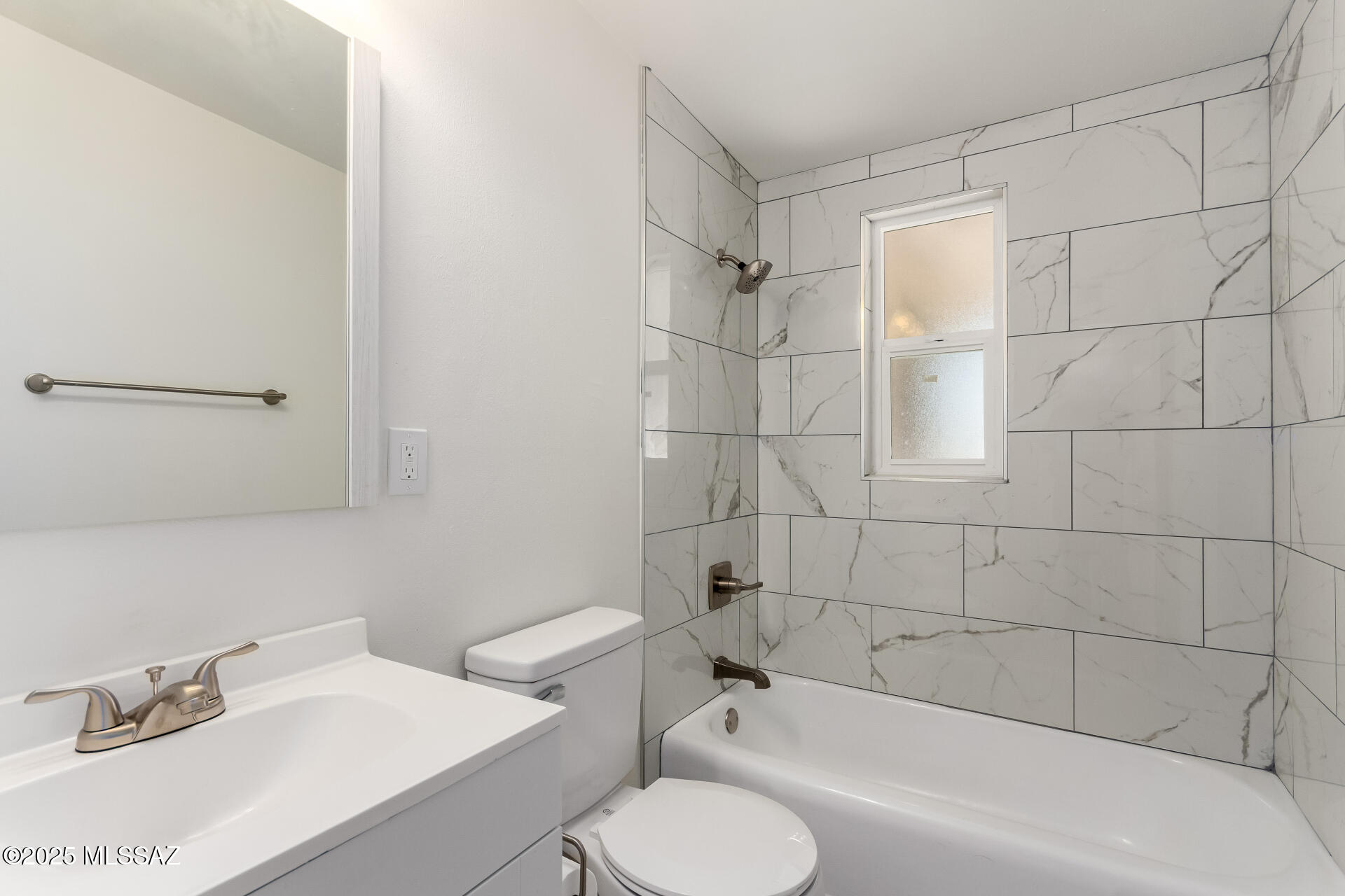 1214 West Kleindale Road Tucson, AZ 85705 - Photo 22 of 33 Hallway Bathroom