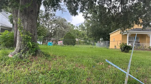 a view of a house with backyard