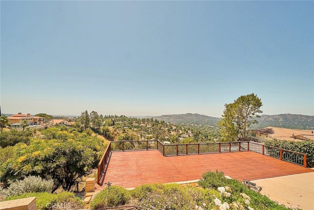 416 Meadowview Drive La Canada Flintridge, CA 91011 - Photo 28 of 35 a view of city