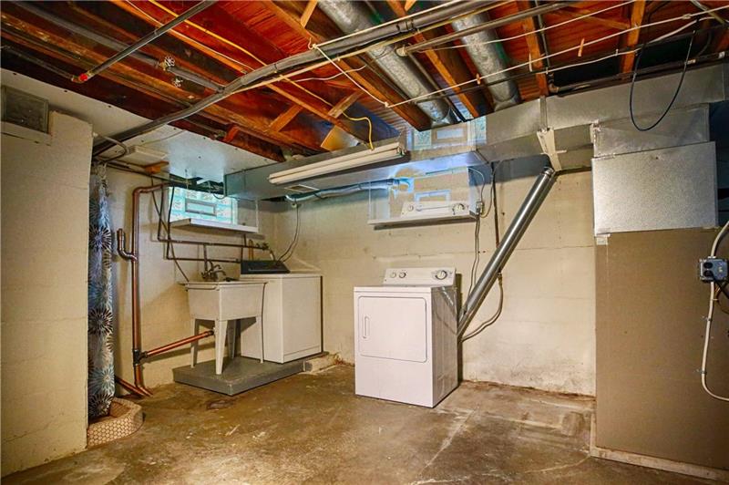 13420 Ridge Road North Huntingdon, PA 15642 - Photo 14 of 17 Washer and Dryer are included.