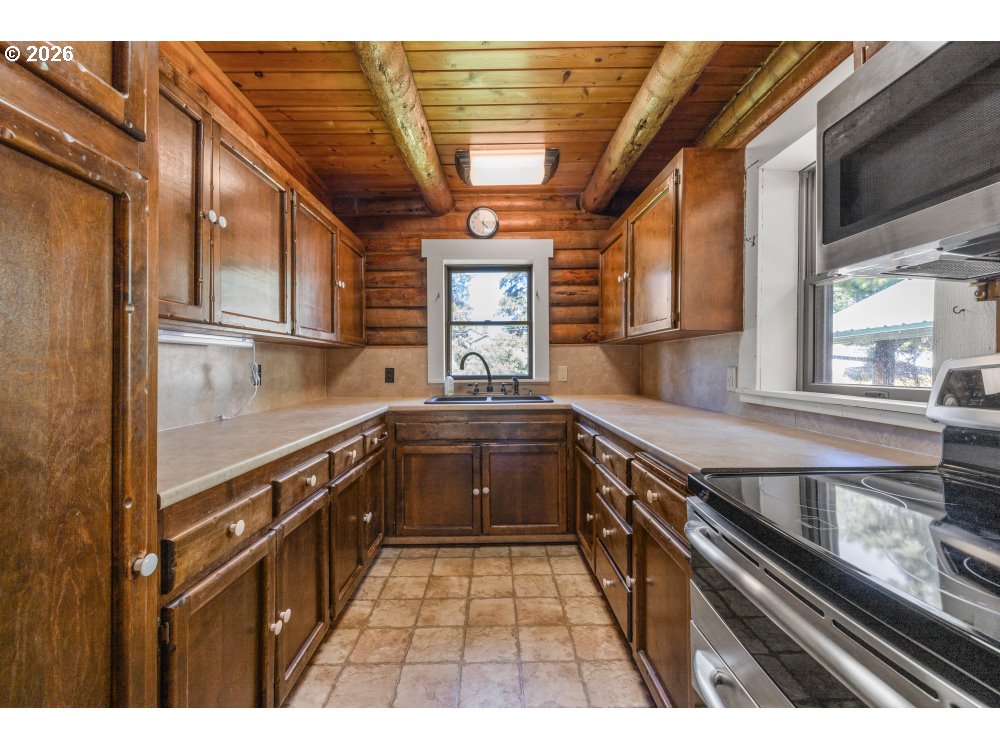 3262 Lake Forest Road Chiloquin, OR 97624 - Photo 6 of 33