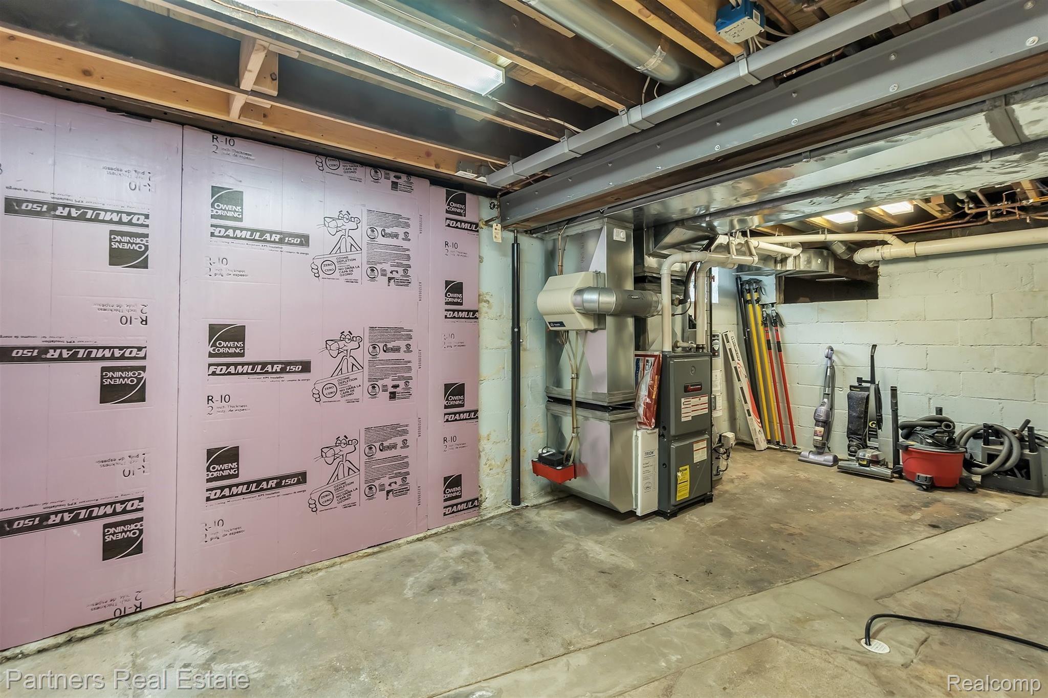 516 Maple Street Howell, MI 48843 - Photo 28 of 42 28-516 Maple St-windowstill-realest.jpg