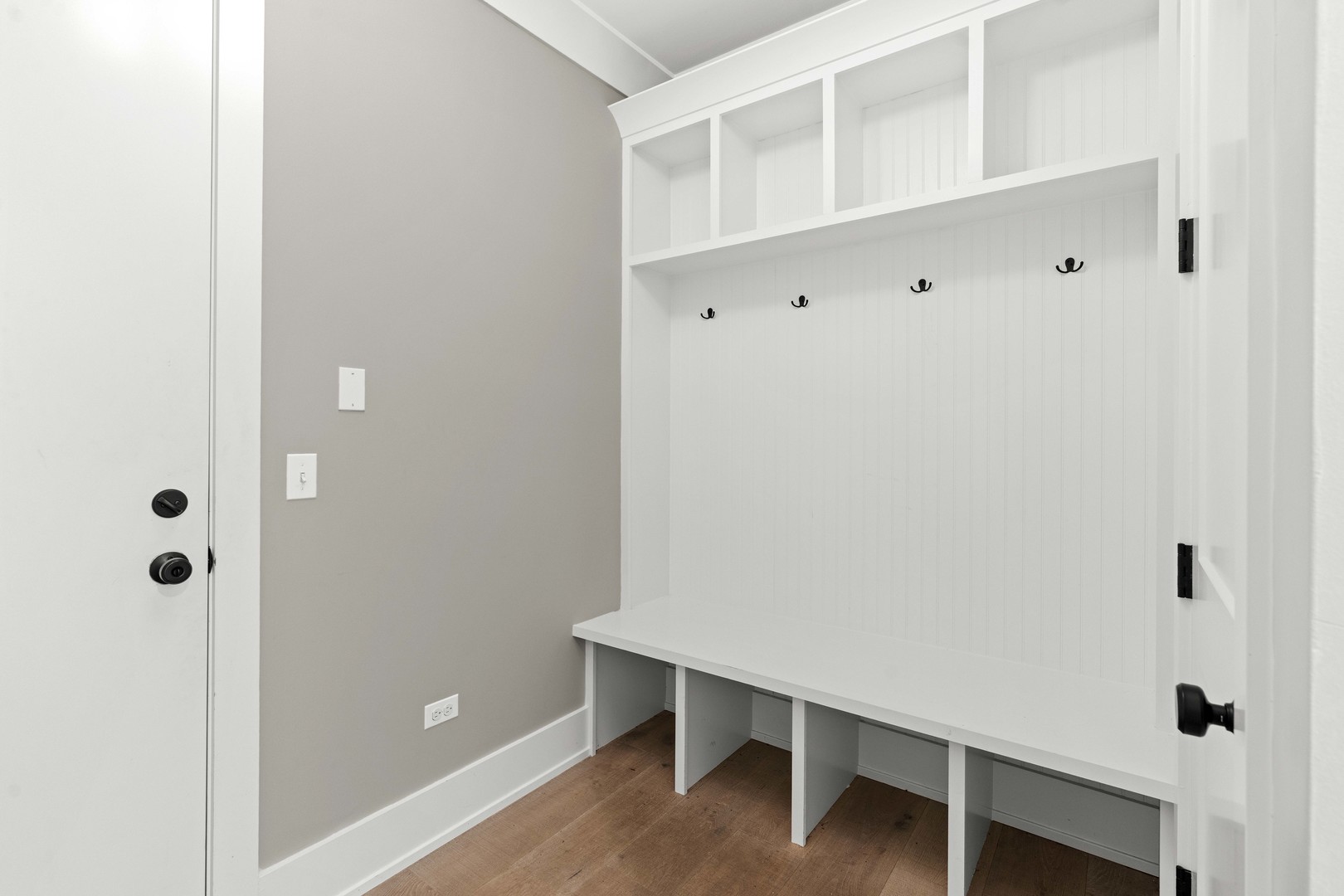 1318 Kenton Road Deerfield, IL 60015 - Photo 23 of 56 a room with table and closet