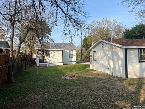 a view of a yard in front of house