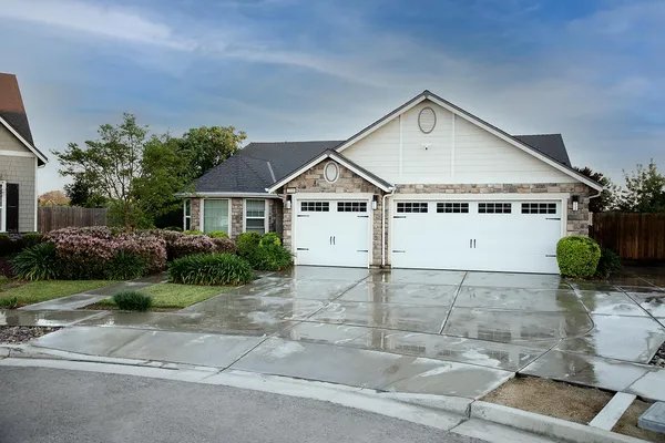 $549,999 | 2508 North Kayenta Court, Visalia, CA 93291