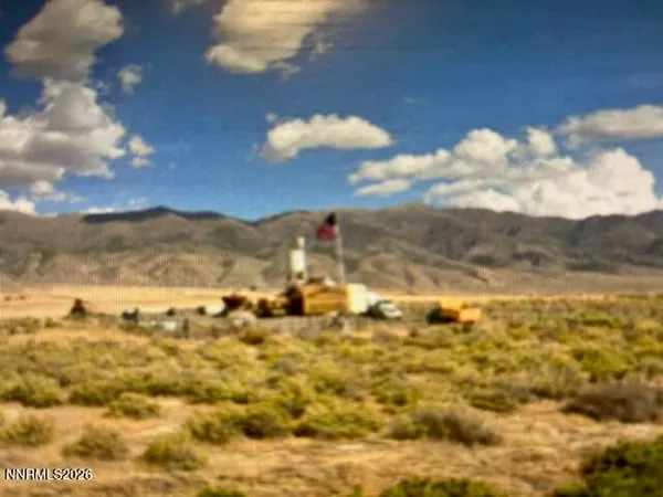 a view of a yard of the house