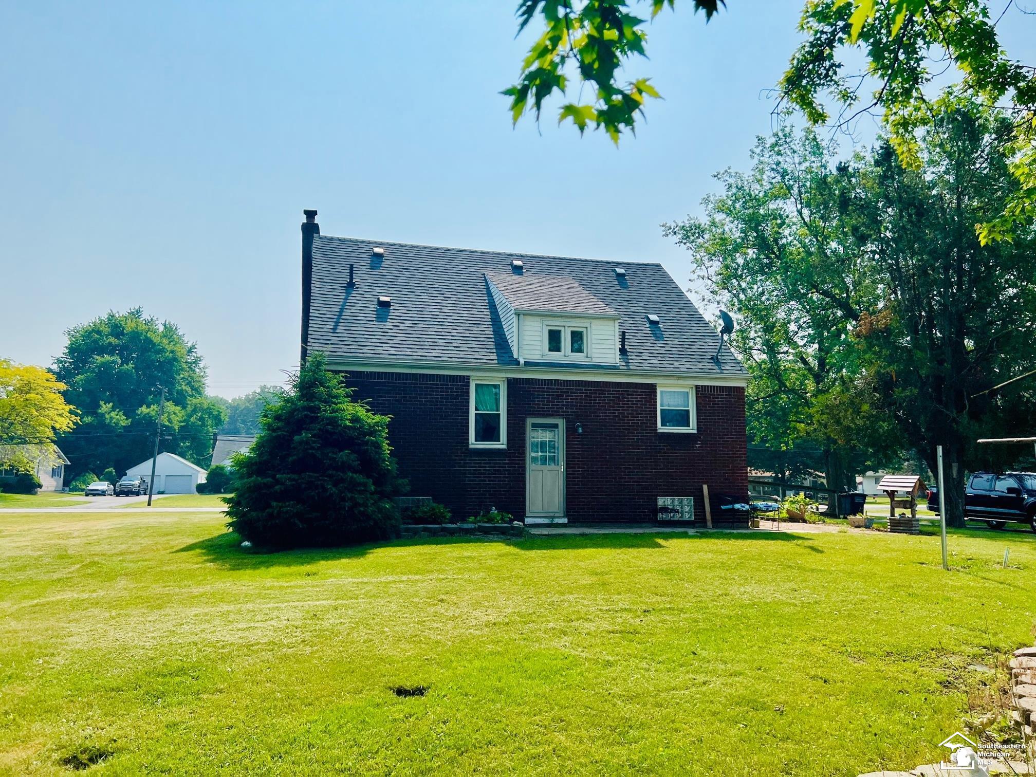 11691 Grafton Road Carleton, MI 48117 - Photo 4 of 18