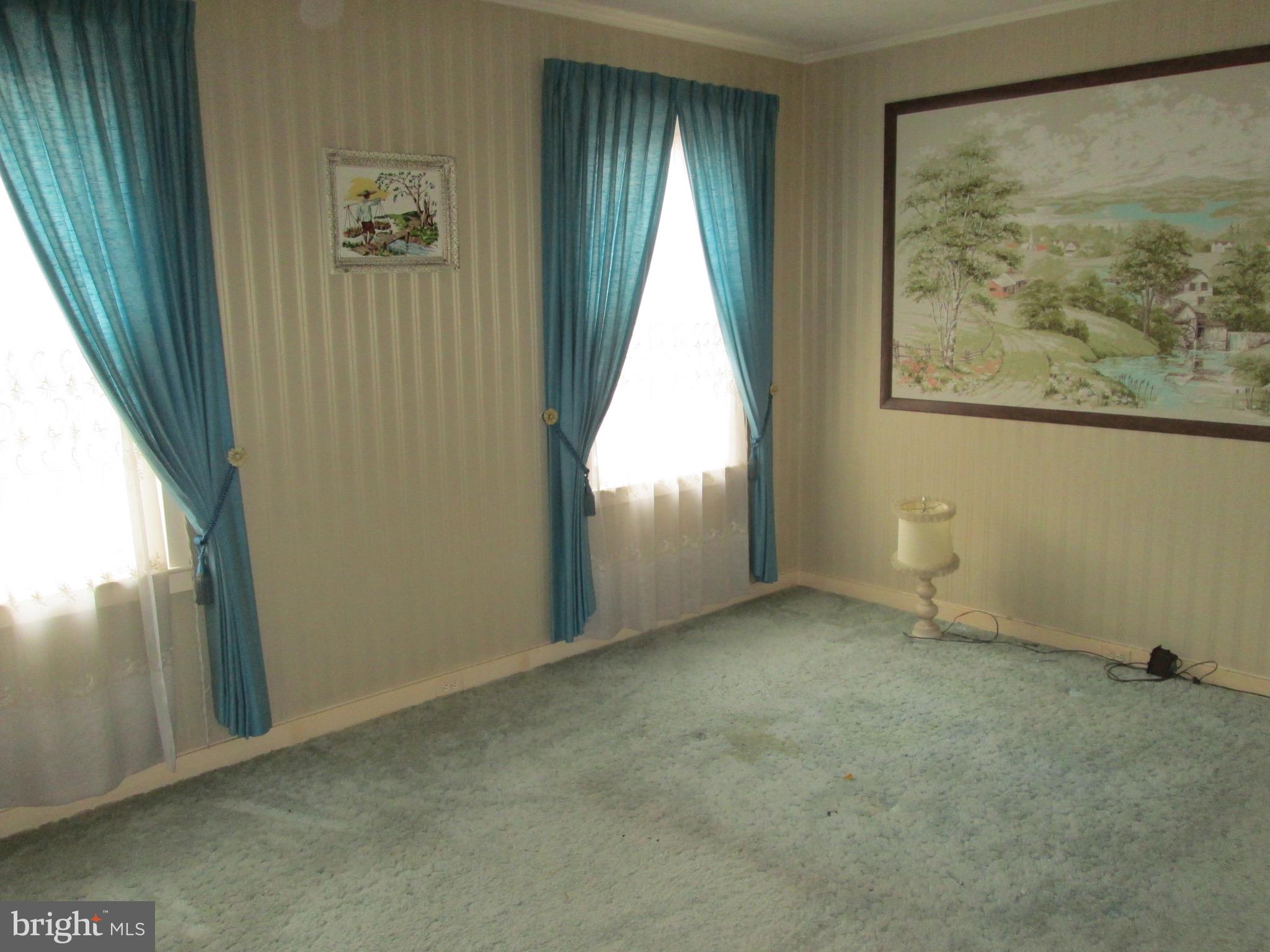 1043 Walnut Street Reading, PA 19601 - Photo 12 of 32 an empty room with windows