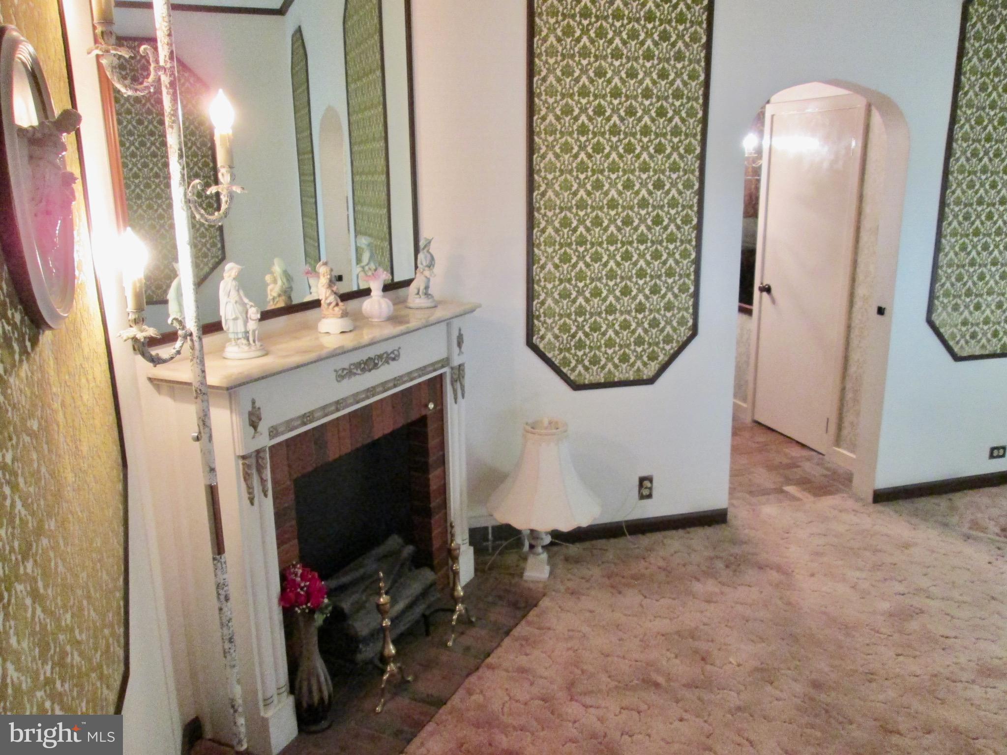 1043 Walnut Street Reading, PA 19601 - Photo 9 of 32 a view of a bathroom with a sink and a mirror