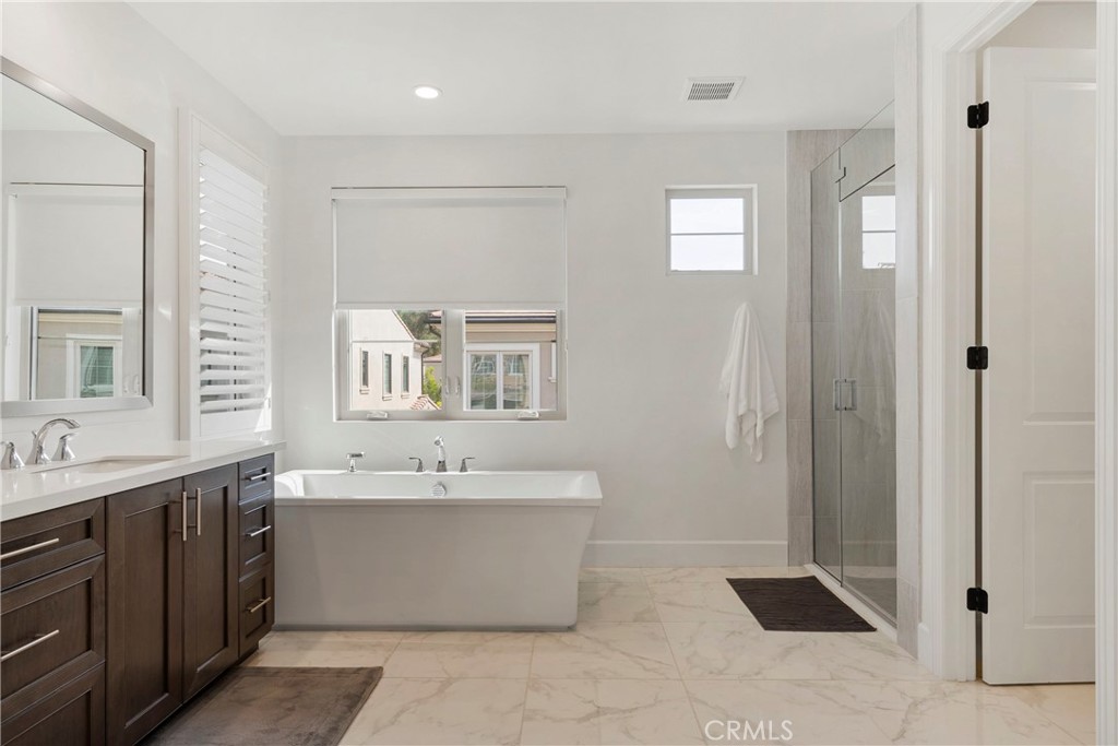 84 Rockinghorse Irvine, CA 92602 - Photo 35 of 63 a bathroom with a bathtub sink and mirror