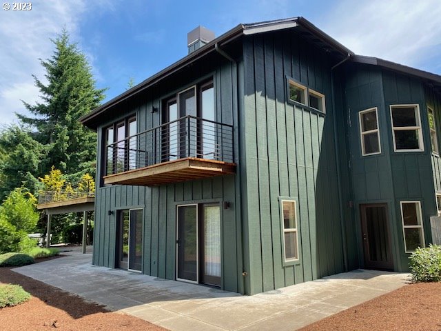 30923 Fox Hollow Road Eugene, OR 97405 - Photo 3 of 31 a front view of a house with a porch