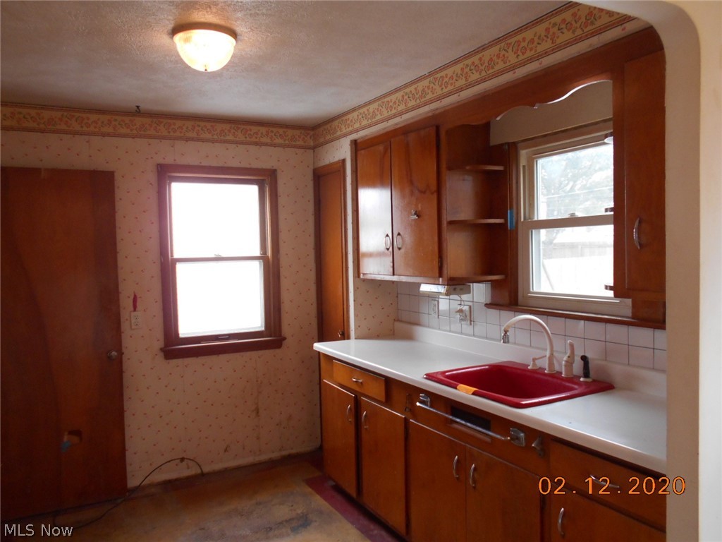 943 Learidge Road Cleveland, OH 44124 - Photo 8 of 16